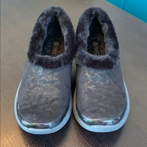 BZEES size 9 black shoes